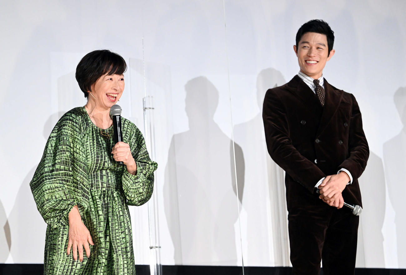映画「エゴイスト」舞台あいさつで笑顔でトークする阿川佐和子（左）と鈴木亮平（撮影・滝沢徹郎）