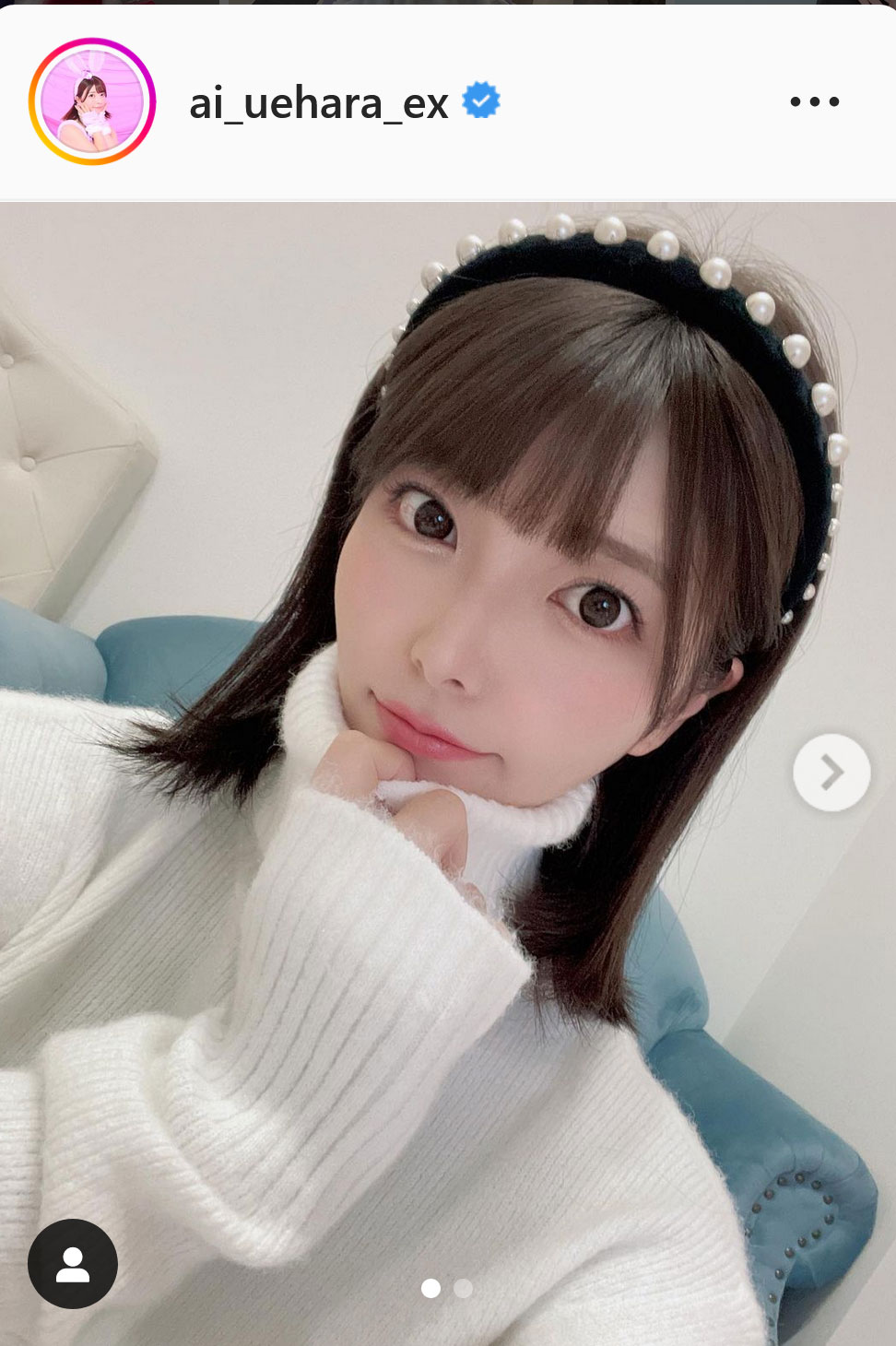 白のタートルネックニット姿を公開した上原亜衣（インスタグラムより）