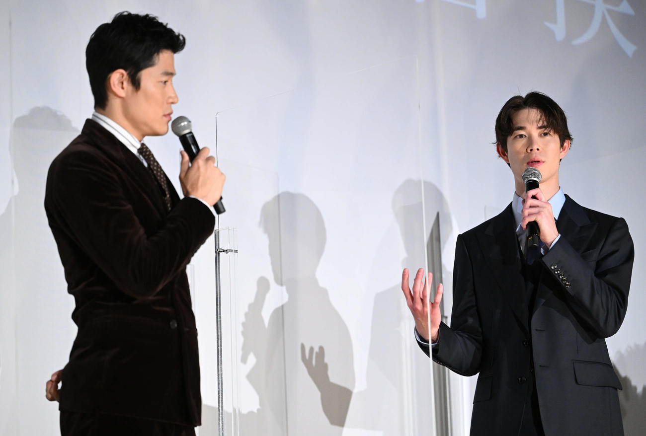 映画「エゴイスト」舞台あいさつでトークする宮沢氷魚（右）と鈴木亮平（撮影・滝沢徹郎）