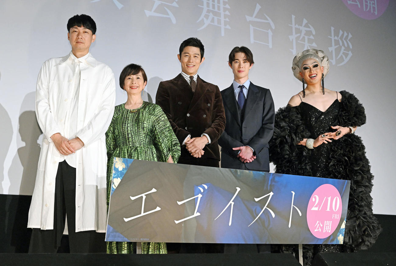 映画「エゴイスト」舞台あいさつで記念撮影する、左から松永大司監督、阿川佐和子、鈴木亮平、宮沢氷魚、ドリアン・ロロブリジーダ（撮影・滝沢徹郎）