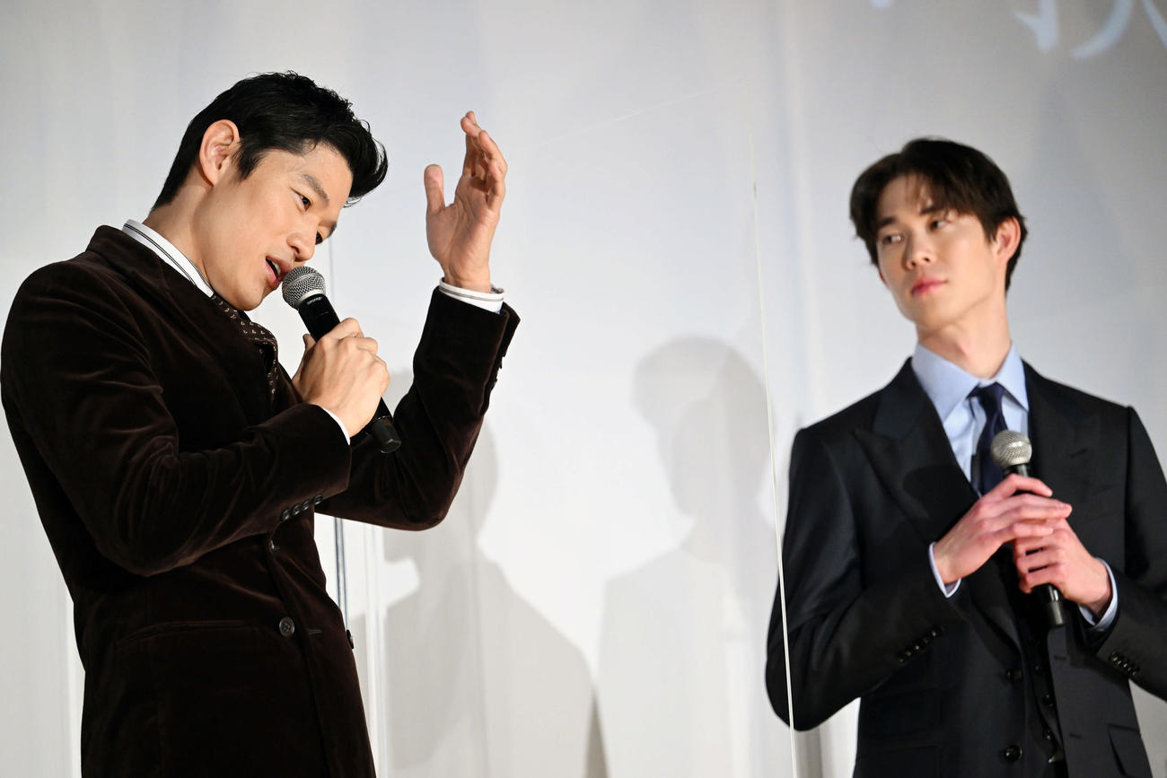 映画「エゴイスト」舞台あいさつで話す鈴木亮平（左）と見つめる宮沢氷魚（撮影・滝沢徹郎）