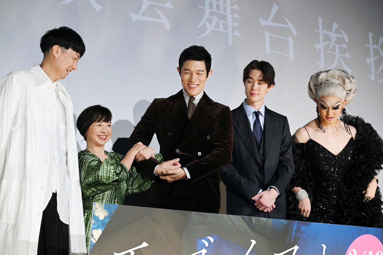 映画「エゴイスト」舞台あいさつで鈴木亮平（中央）の腕を組む阿川佐和子（左から2人目）。左から松永大司監督、2人おいて宮沢氷魚、ドリアン・ロロブリジーダ（撮影・滝沢徹郎）