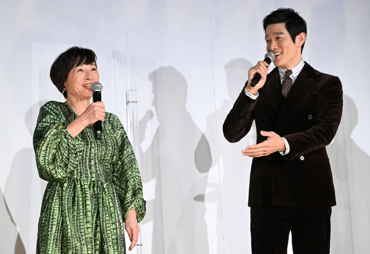 映画「エゴイスト」舞台あいさつで笑顔でトークする阿川佐和子（左）と鈴木亮平（撮影・滝沢徹郎）