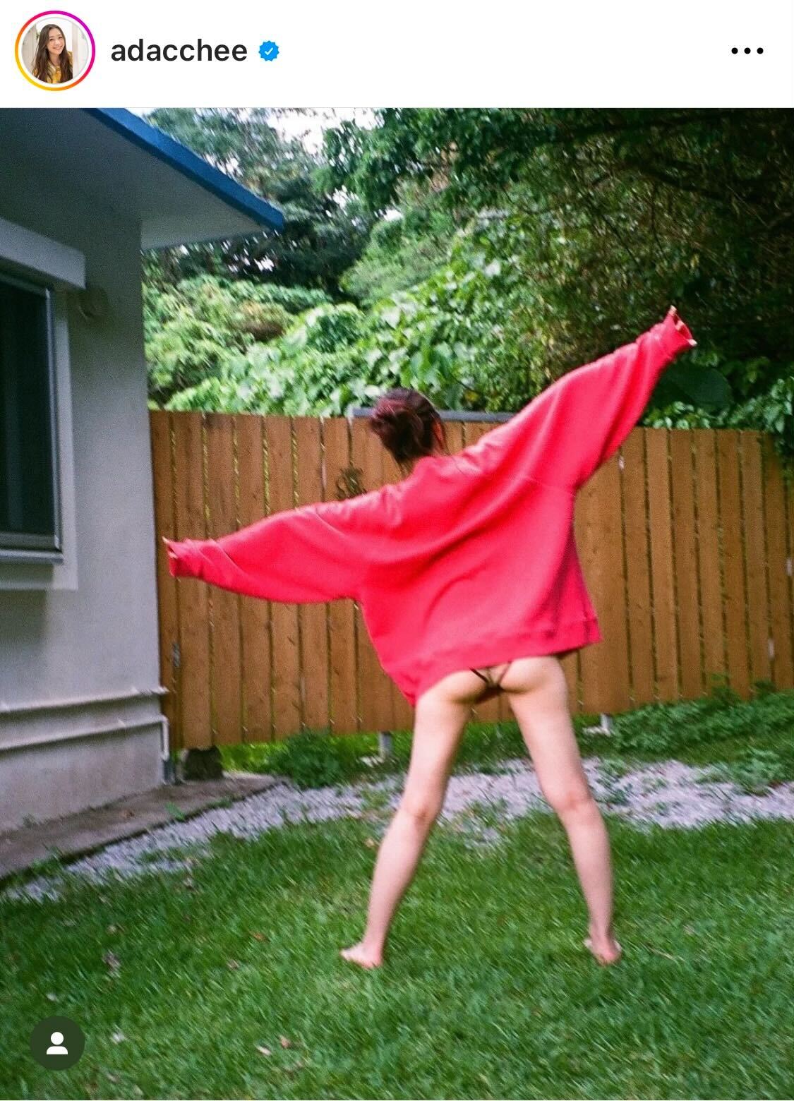美尻強調のバックショットを披露した足立梨花（足立梨花のインスタグラムより）
