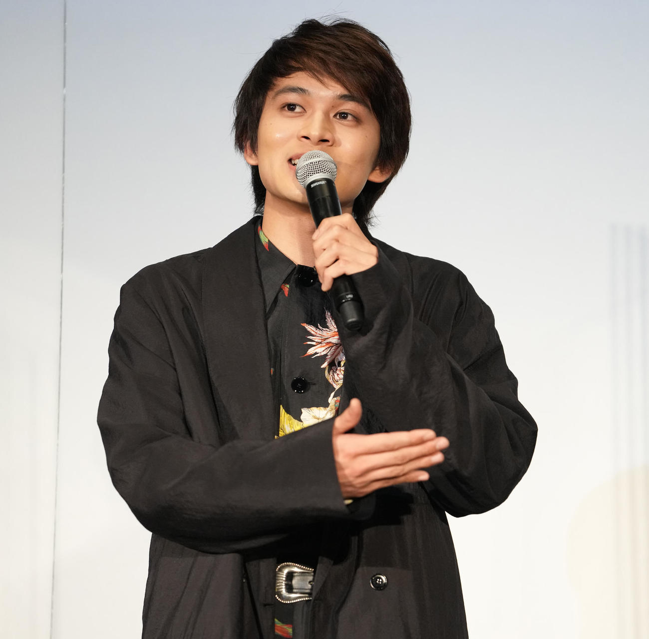 映画「スクロール」完成披露舞台あいさつのフォトセッションで笑顔の北村匠海（撮影・鈴木みどり）