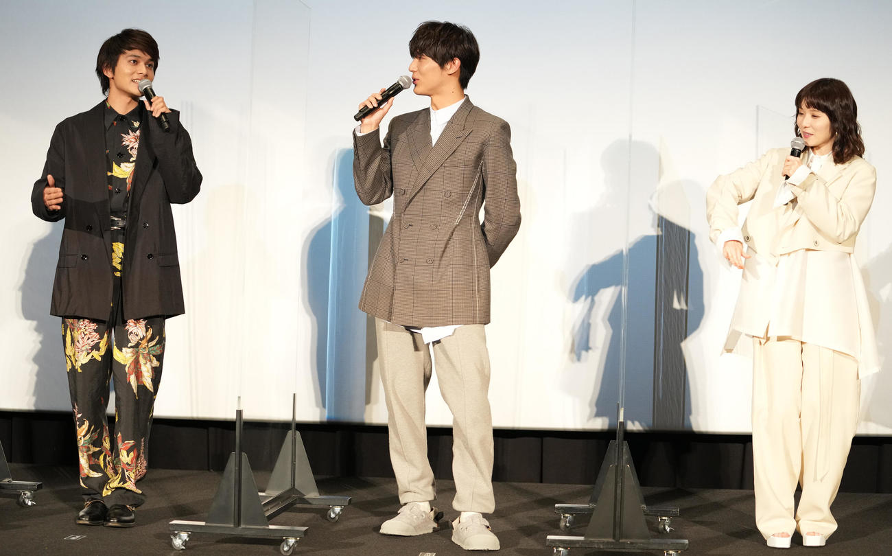 映画「スクロール」完成披露舞台あいさつで笑顔の、左から北村匠海、中川大志、松岡茉優（撮影・鈴木みどり）