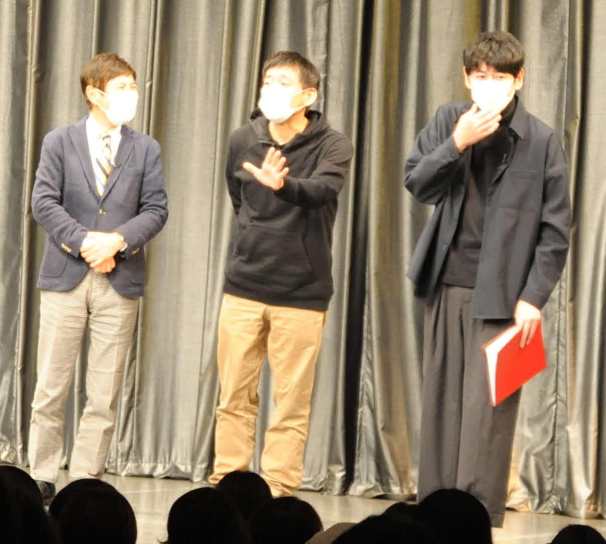 「華大・関根が後輩達を見てニコニコするライブ～浅井企画のイチオシ芸人と吉本モノマネ軍団が来るの巻～」の冒頭でトークを行う、左から関根勤と博多華丸・大吉の華丸、大吉（撮影・松尾幸之介）