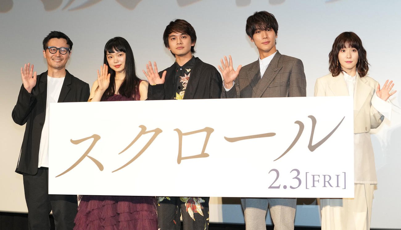 映画「スクロール」完成披露舞台あいさつのフォトセッションで手を振る出演者たち。左から清水康彦監督、古川琴音、北村匠海、中川大志、松岡茉優（撮影・鈴木みどり）