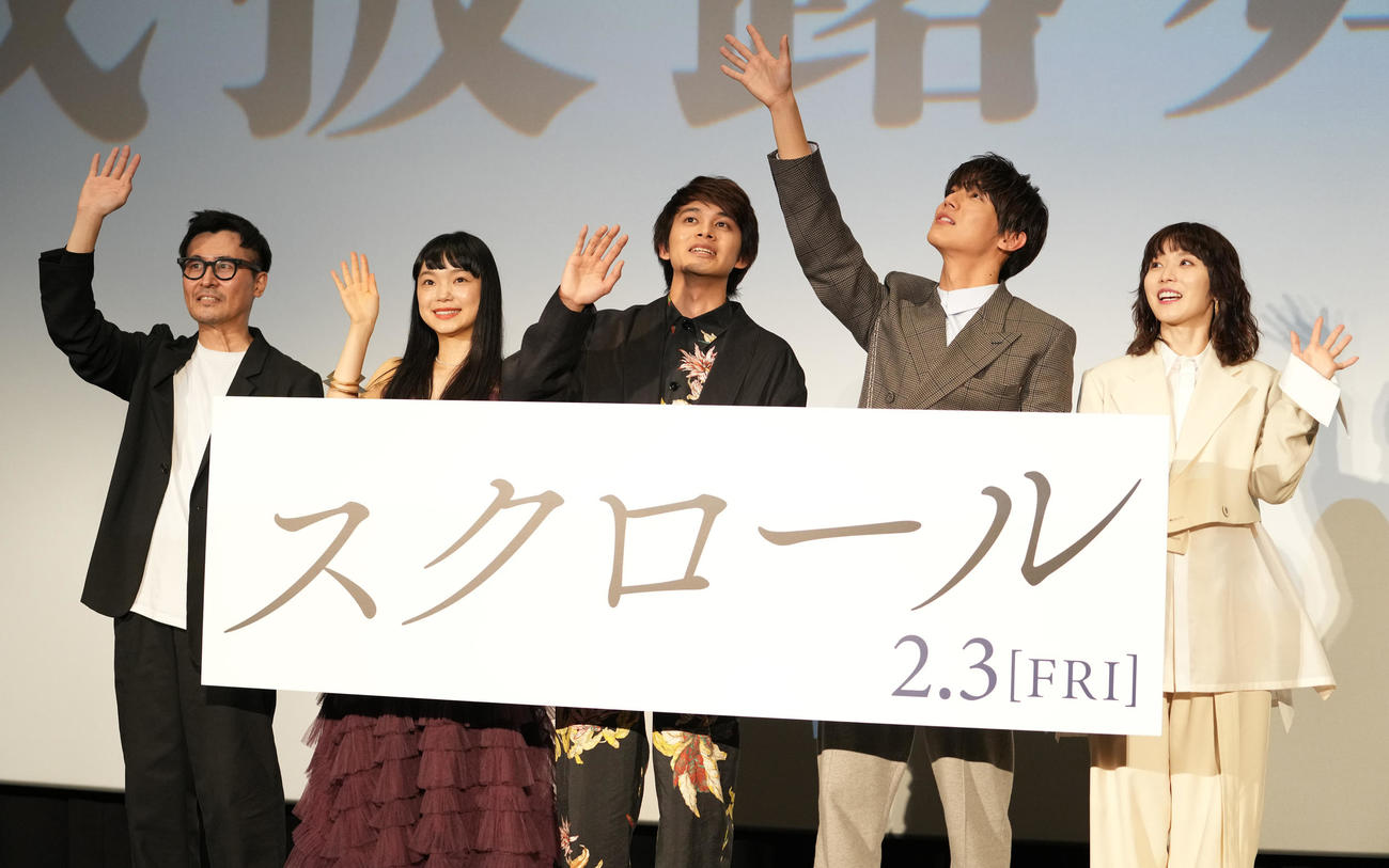 映画「スクロール」完成披露舞台あいさつのフォトセッションで手を振る出演者たち。左から清水康彦監督、古川琴音、北村匠海、中川大志、松岡茉優（撮影・鈴木みどり）