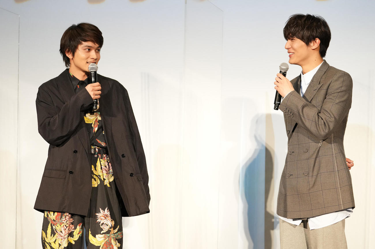 映画「スクロール」完成披露舞台あいさつで笑顔の北村匠海（左）と中川大志（撮影・鈴木みどり）