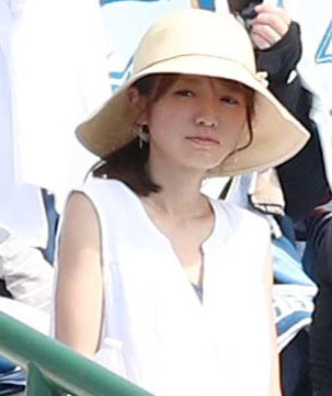 日本ハム対ロッテ　スタンドで試合を見つめる杉浦の妻あさ美さん（2018年8月撮影）