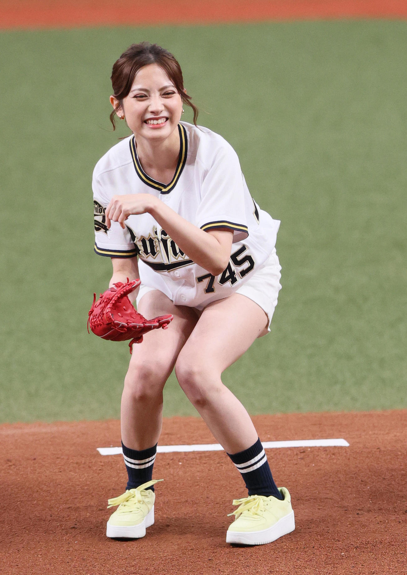 始球式を行う桃月なしこ（22年7月）