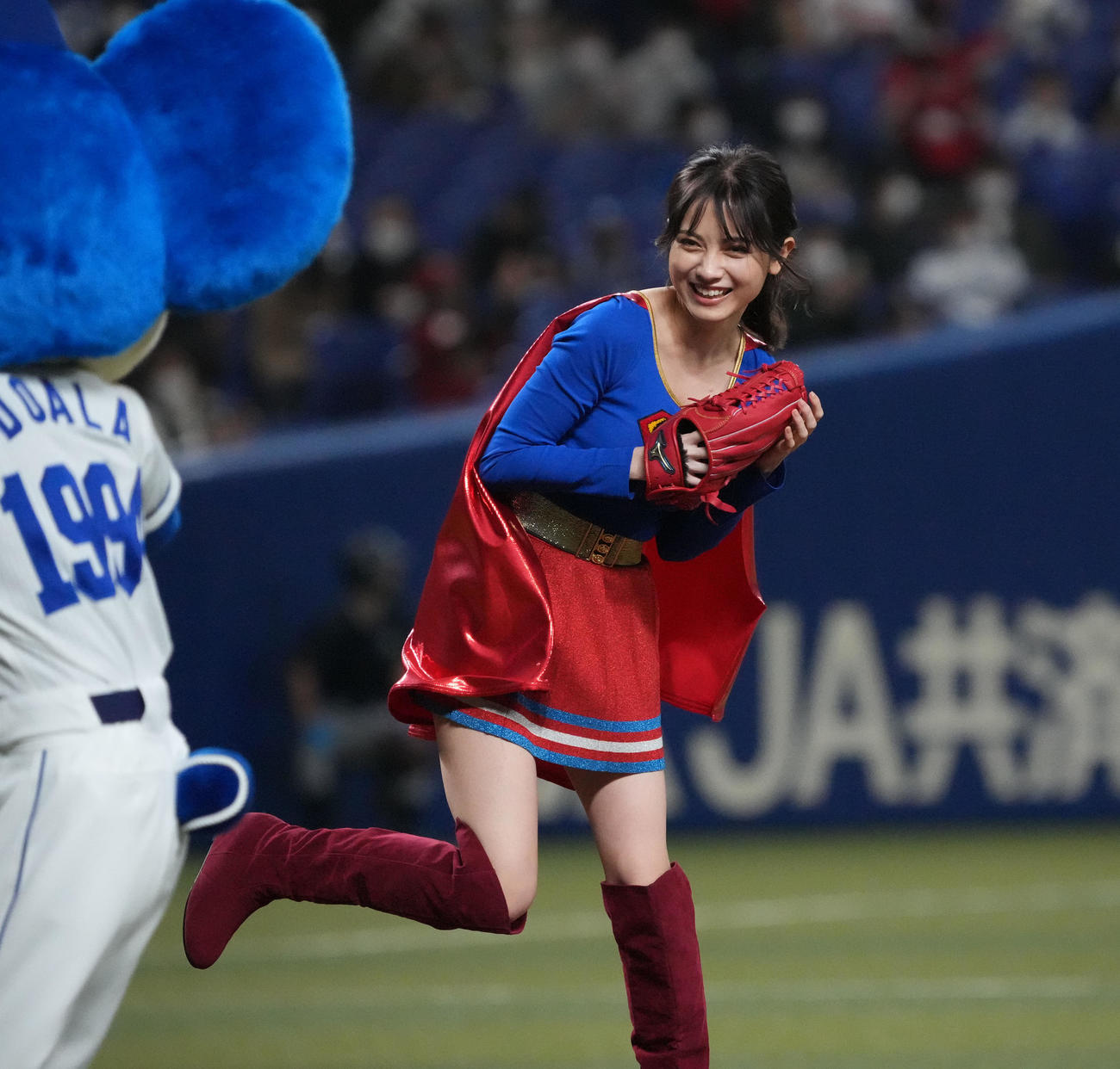 始球式を行う桃月なしこ（22年3月）