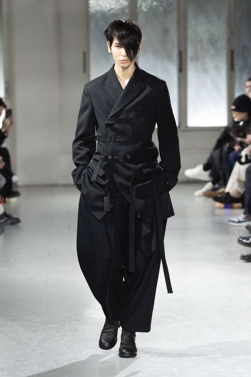 パリコレクション「Yohji Yamamoto POUR HOMME 2023－24 A／W Collection」に出演したSnow Manのラウール(C)Yohji Yamamoto Inc．