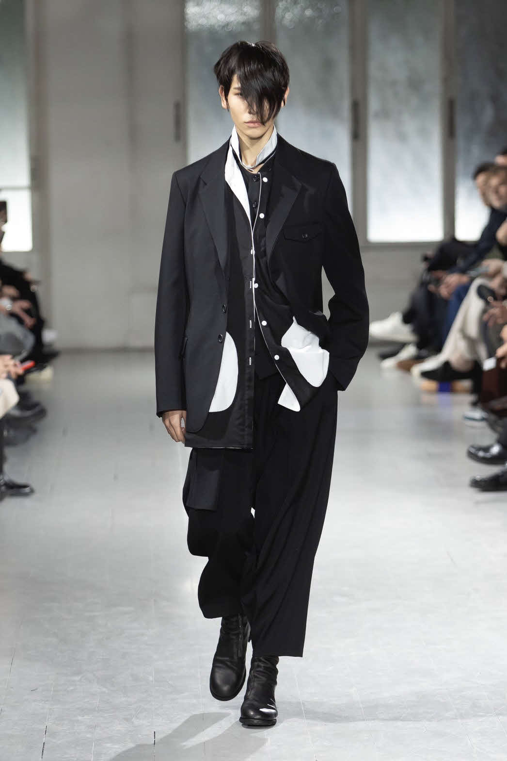 パリコレクション「Yohji Yamamoto POUR HOMME 2023－24 A／W Collection」に出演したSnow Manのラウール(C)Yohji Yamamoto Inc．