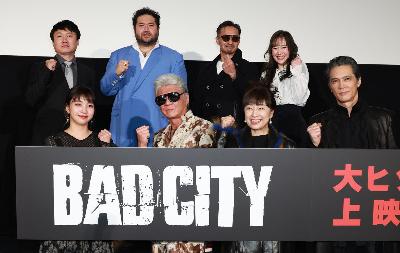 映画「BAD CITY」初日舞台あいさつを行った、前列左から坂ノ上茜、小沢仁志、かたせ梨乃、加藤雅也、後列左から園村健介監督、勝矢、山口祥行、圭叶（撮影・中島郁夫）