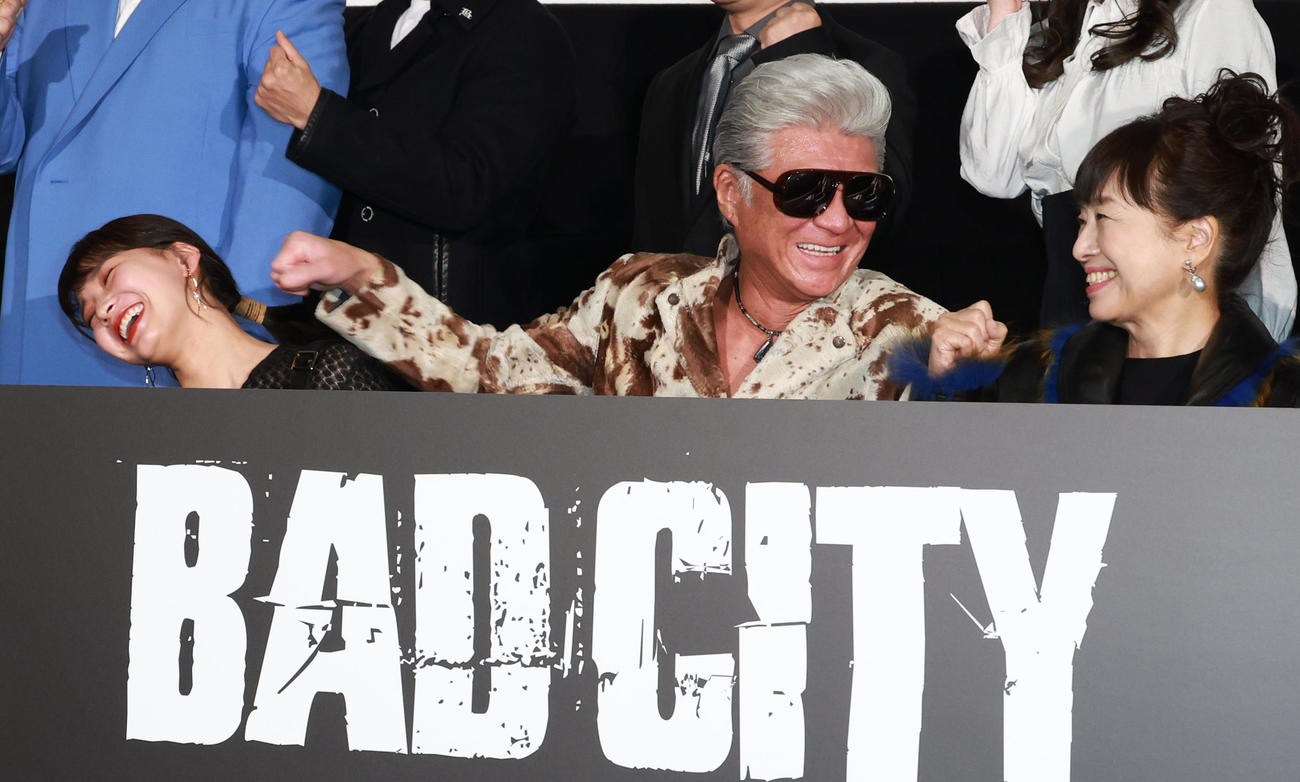 映画「BAD CITY」初日舞台あいさつで坂ノ上茜（左）にパンチする？小沢仁志。右はかたせ梨乃（撮影・中島郁夫）