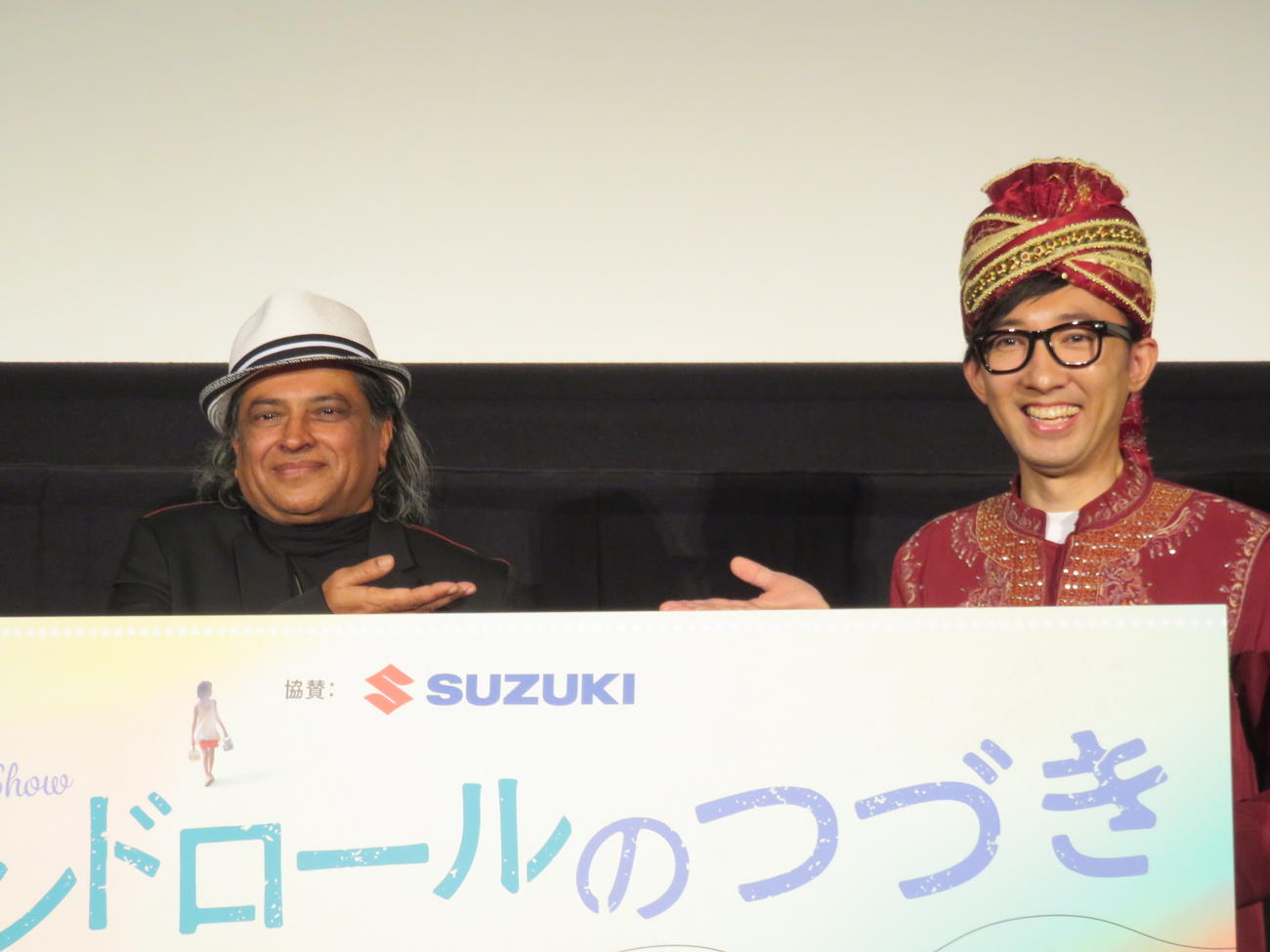 映画「エンドロールのつづき」の公開イベントに出席した、こがけん（右）とパン・ナリン監督