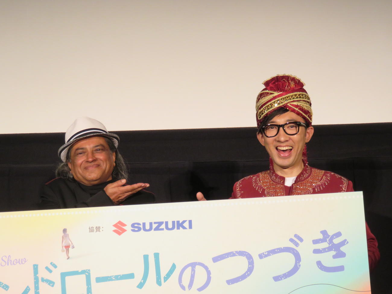 映画「エンドロールのつづき」の公開イベントに出席した、こがけん（右）とパン・ナリン監督