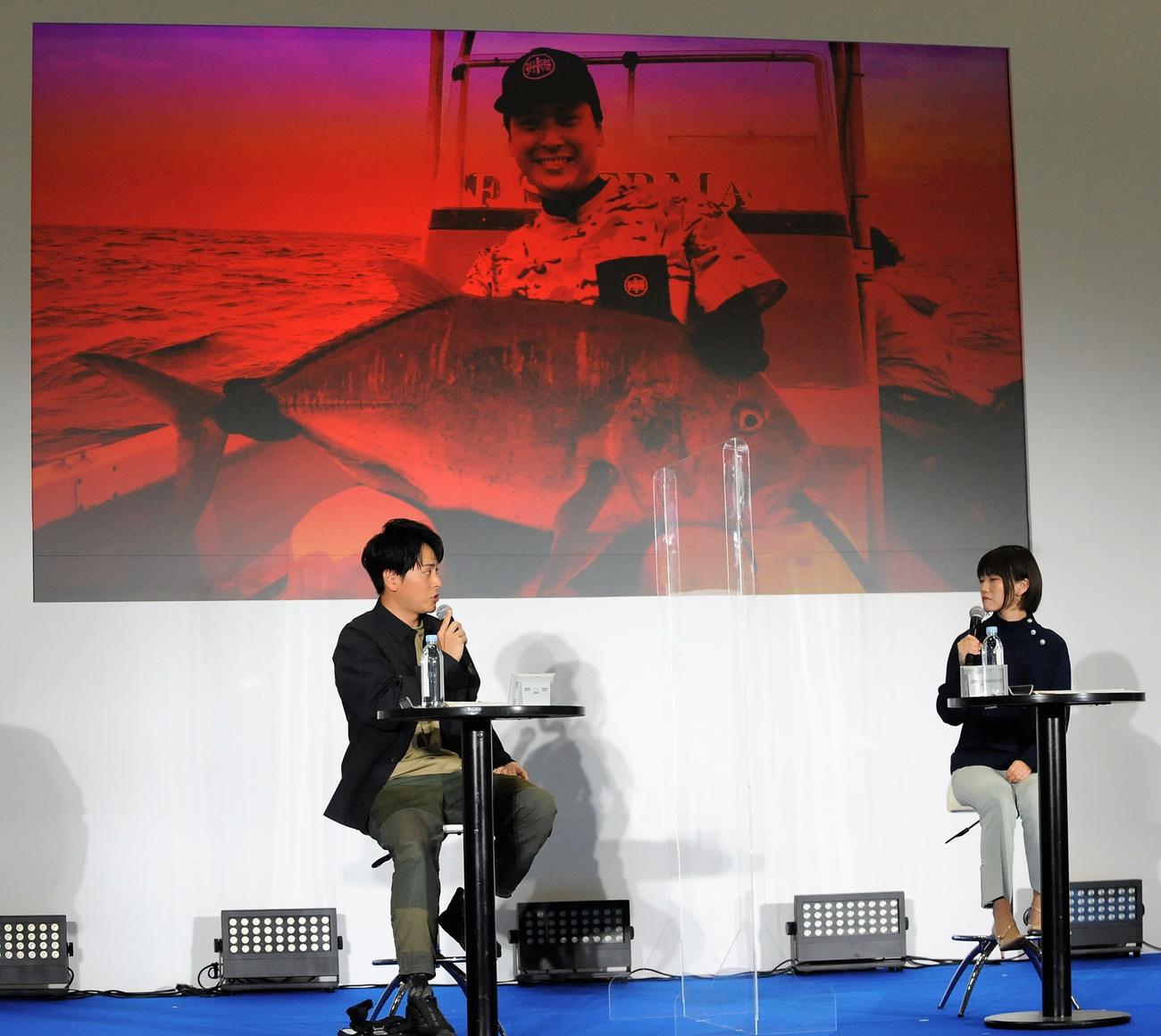 「釣りフェスティバル2023 in Yokohama」に出席した山下健二郎と秋丸美帆