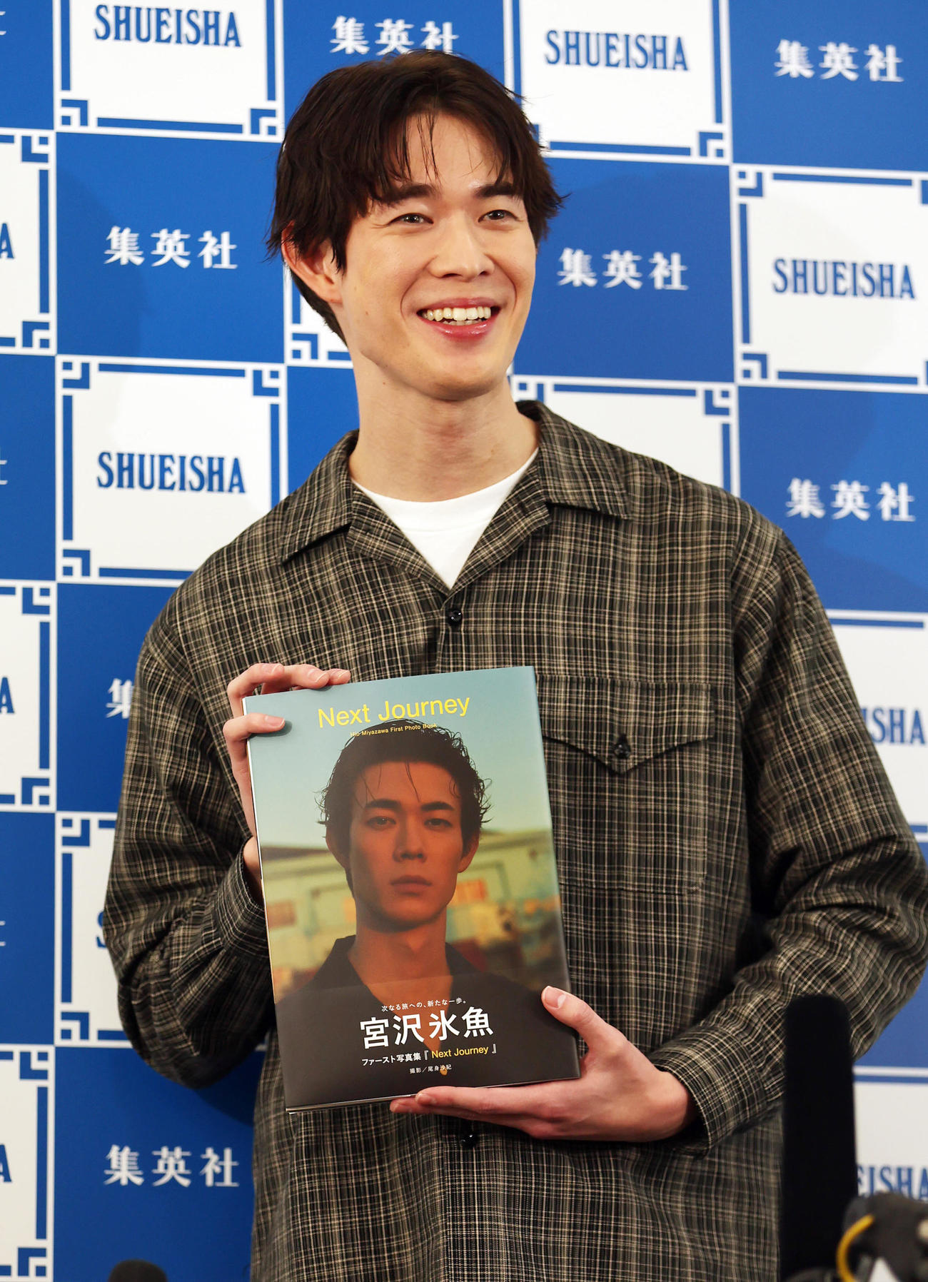 ファースト写真集「Next Journey」が発売となり、会見で笑顔を見せる宮沢氷魚（撮影・野上伸悟）