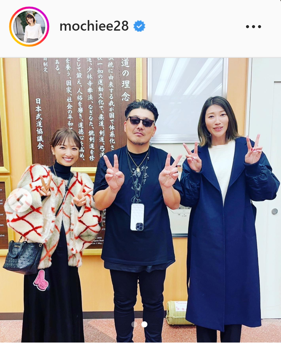 湘南乃風のRED RICEとバレーボール元日本代表の狩野舞子さんとの3ショットを公開したフリーアナウンサー望月理恵（インスタグラムより）