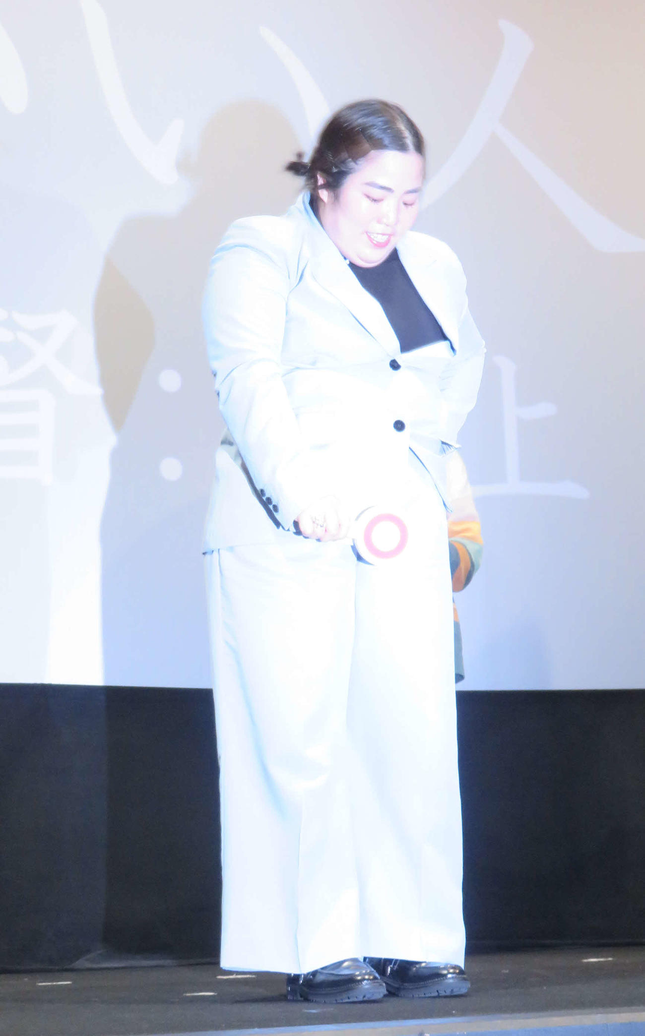 第2回日本ホラー映画大賞授賞式で、安全な人間だと証明するパフォーマンスを見せる、ゆりやんレトリィバァ（撮影・村上幸将）