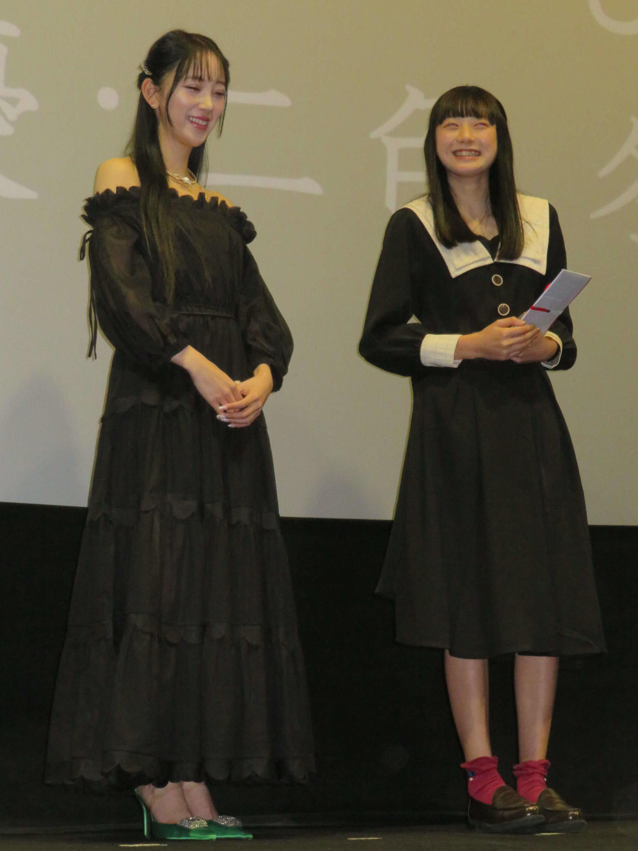 第2回日本ホラー映画大賞授賞式に登壇した、堀未央奈（左）と二色冬香（撮影・村上幸将）