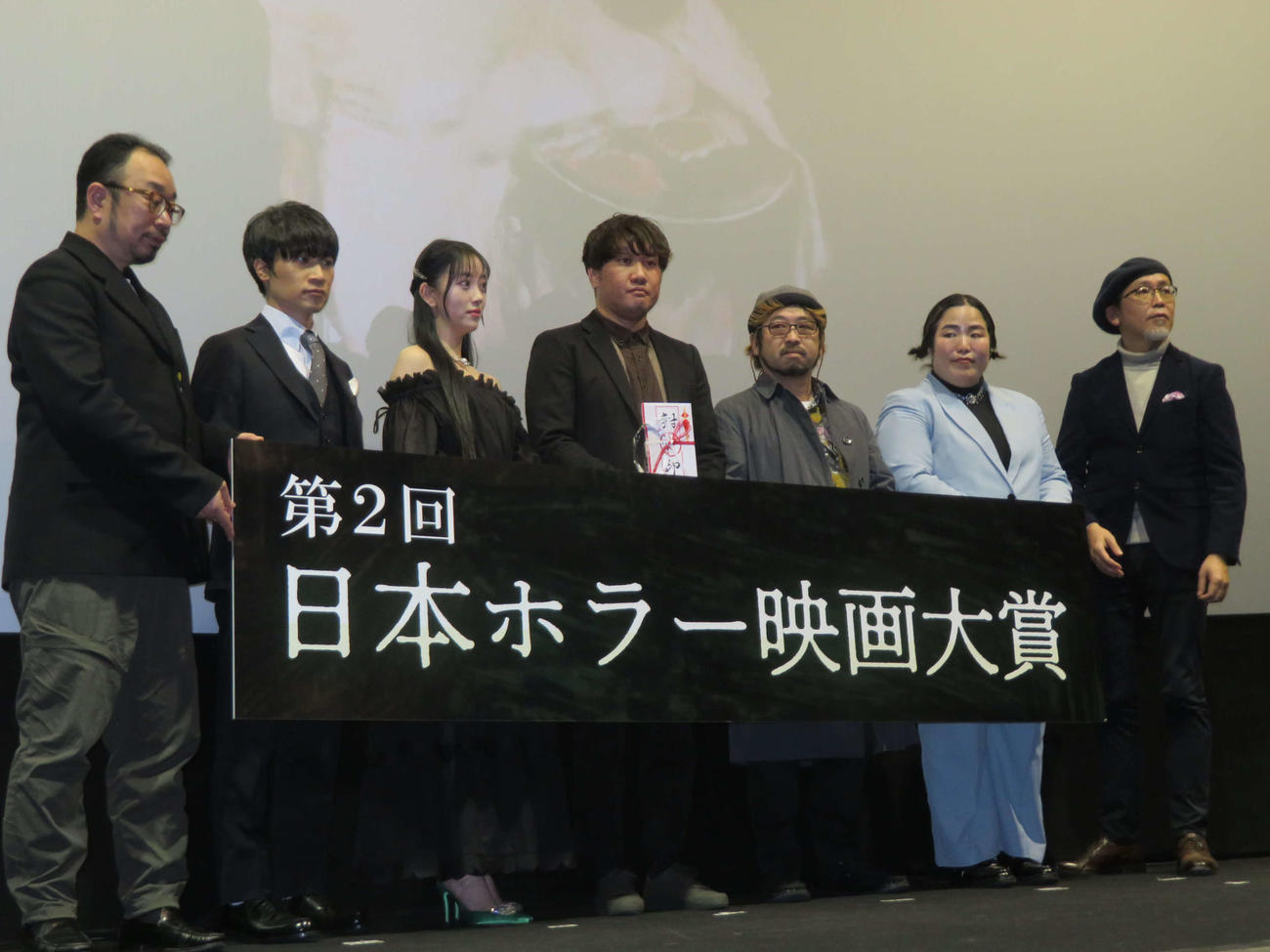 第2回日本ホラー映画大賞授賞式に登壇した、左から宇野維正氏、Base Ball Bear小出祐介、堀未央奈、近藤亮太監督、清水崇監督、ゆりやんレトリィバァ、FROGMAN（撮影・村上幸将）