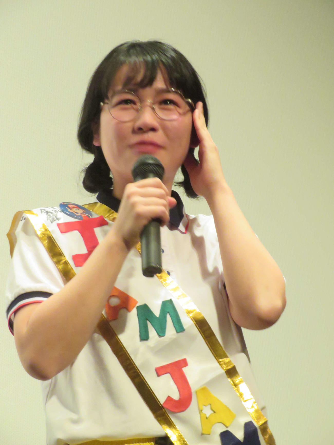活弁付き新作無声映画「I AM JAM　ピザの惑星危機一髪！」東京での初日舞台あいさつで涙する辻凪子（撮影・村上幸将）
