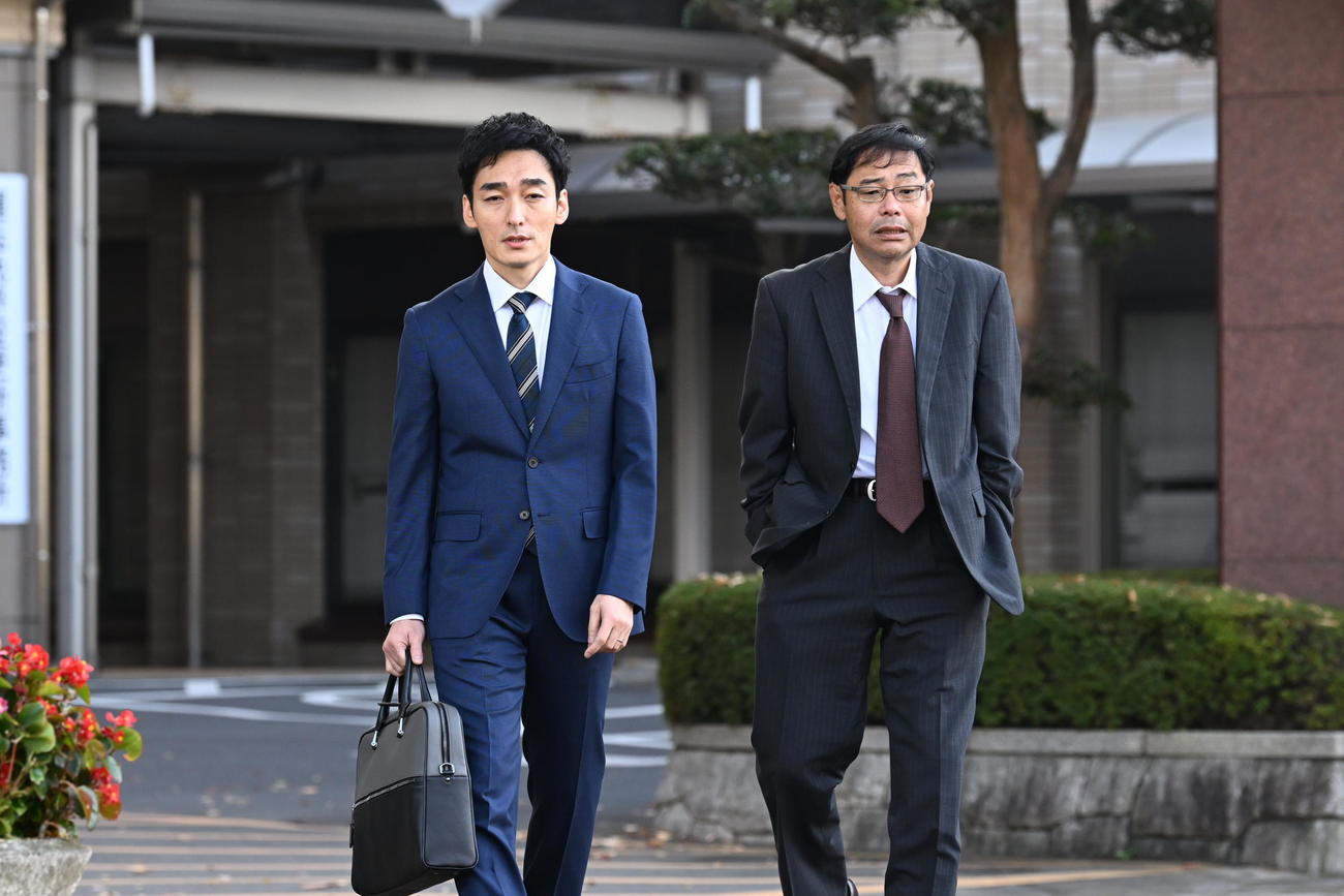 「罠の戦争」に出演する草なぎ剛（左）と田口浩正（C）カンテレ
