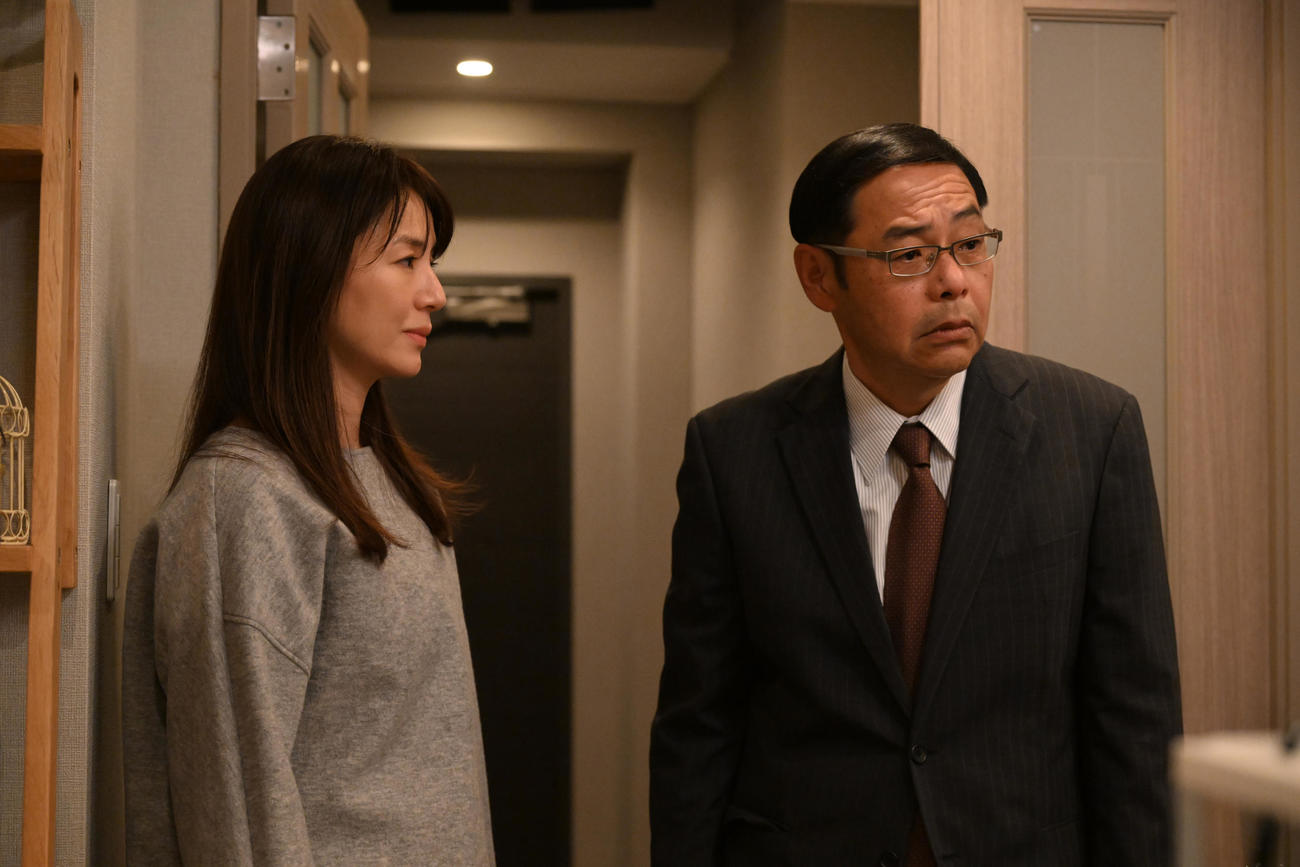 「罠の戦争」に出演する井川遥、田口浩正（C）カンテレ
