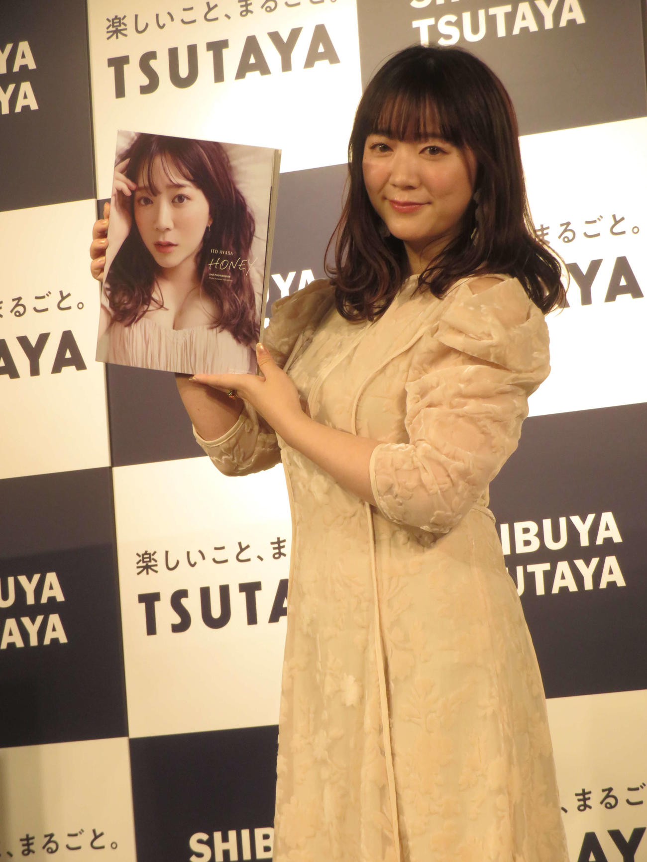 セカンド写真集「HONEY」発売記念イベント取材会を行った伊藤彩沙（撮影・横山慧）