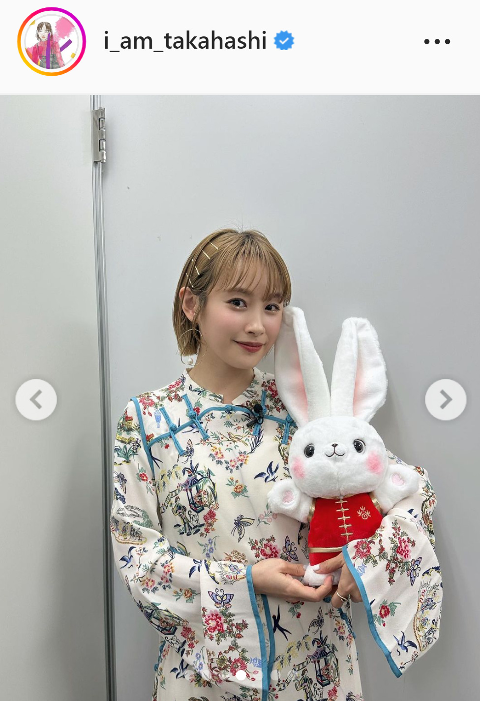 うさぎのぬいぐるみを持つ高橋愛（高橋愛のインスタグラムより）