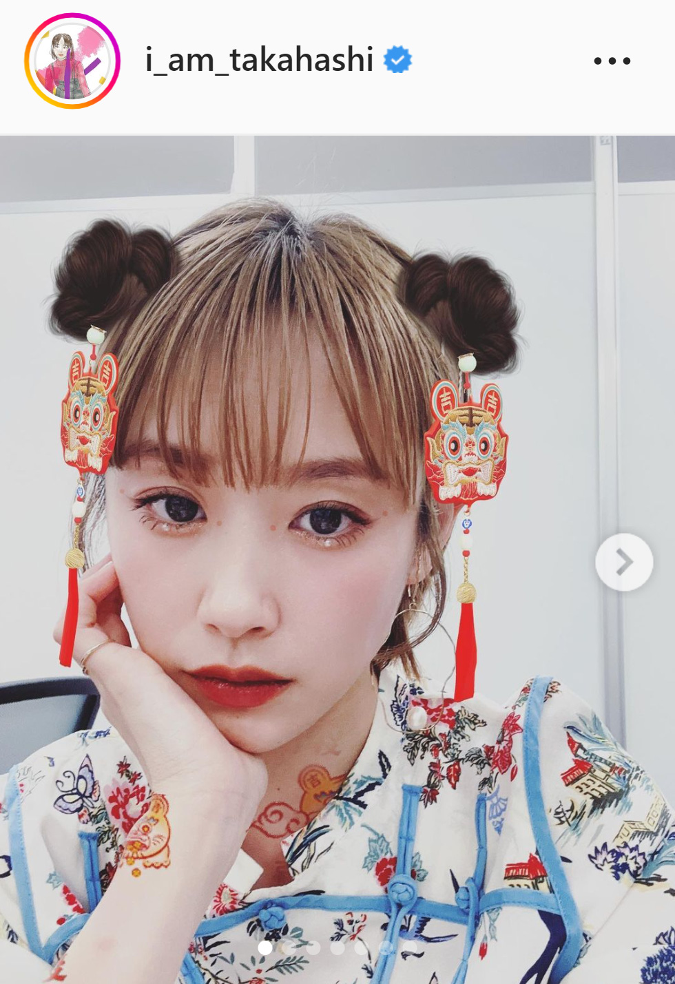 中国風の飾りをつけたようにアプリで加工した高橋愛（高橋愛のインスタグラムより）