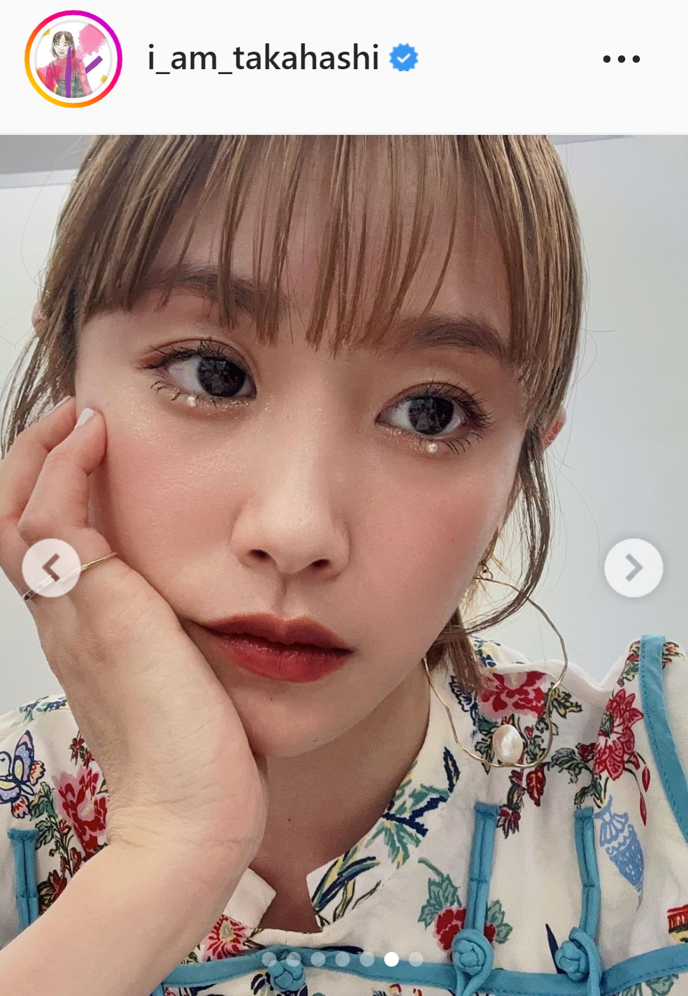 あごに手をつきポーズをとる高橋愛（高橋愛のインスタグラムより）