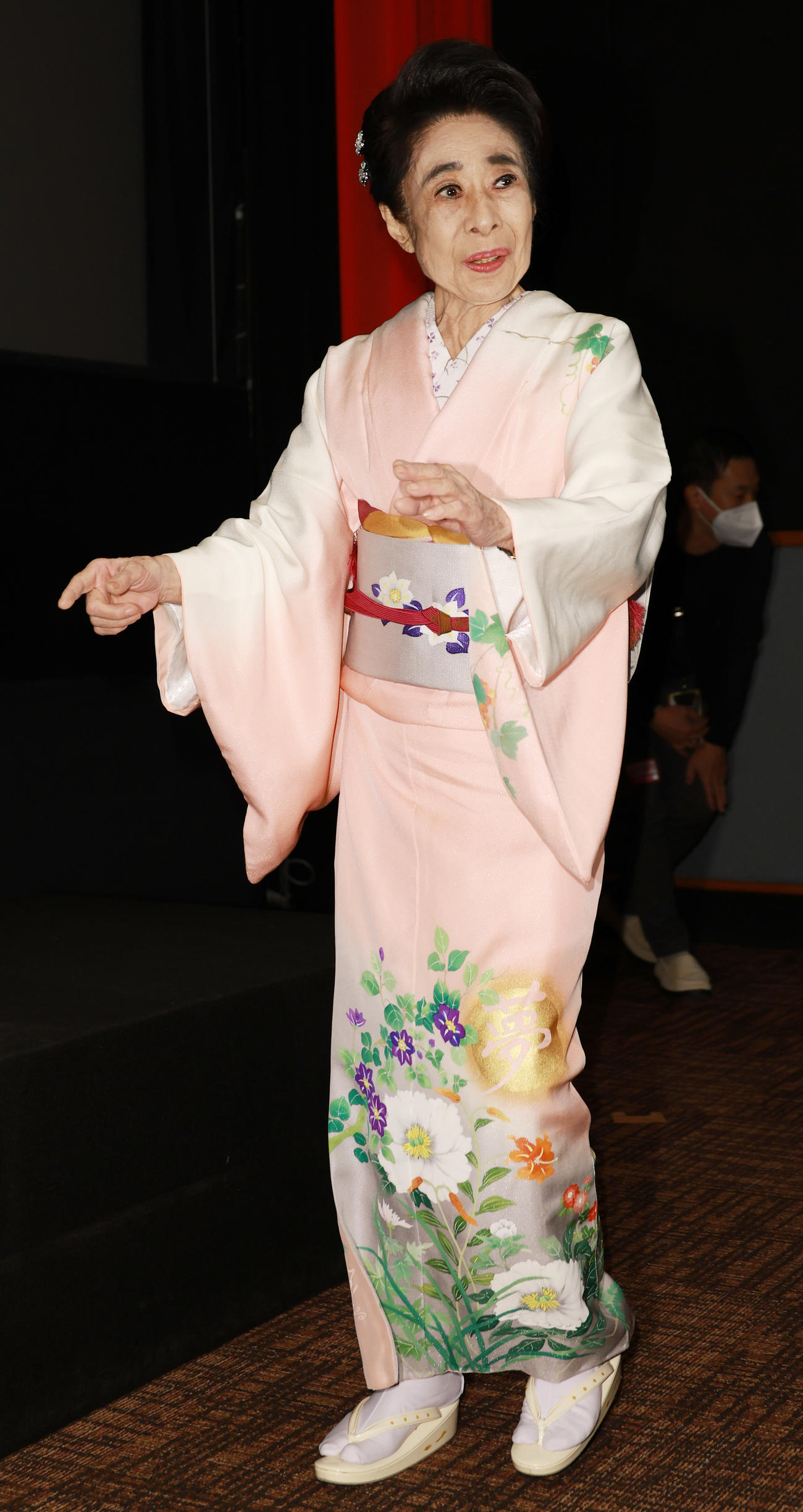 あでやかな和装で入場する中村玉緒（撮影・中島郁夫）
