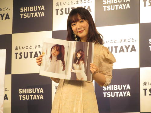 セカンド写真集「HONEY」のお気に入りカットを披露する伊藤彩沙（撮影・横山慧）