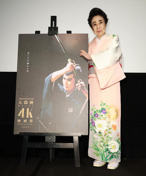 都内でのトークイベントで記念撮影する中村玉緒（撮影・中島郁夫）