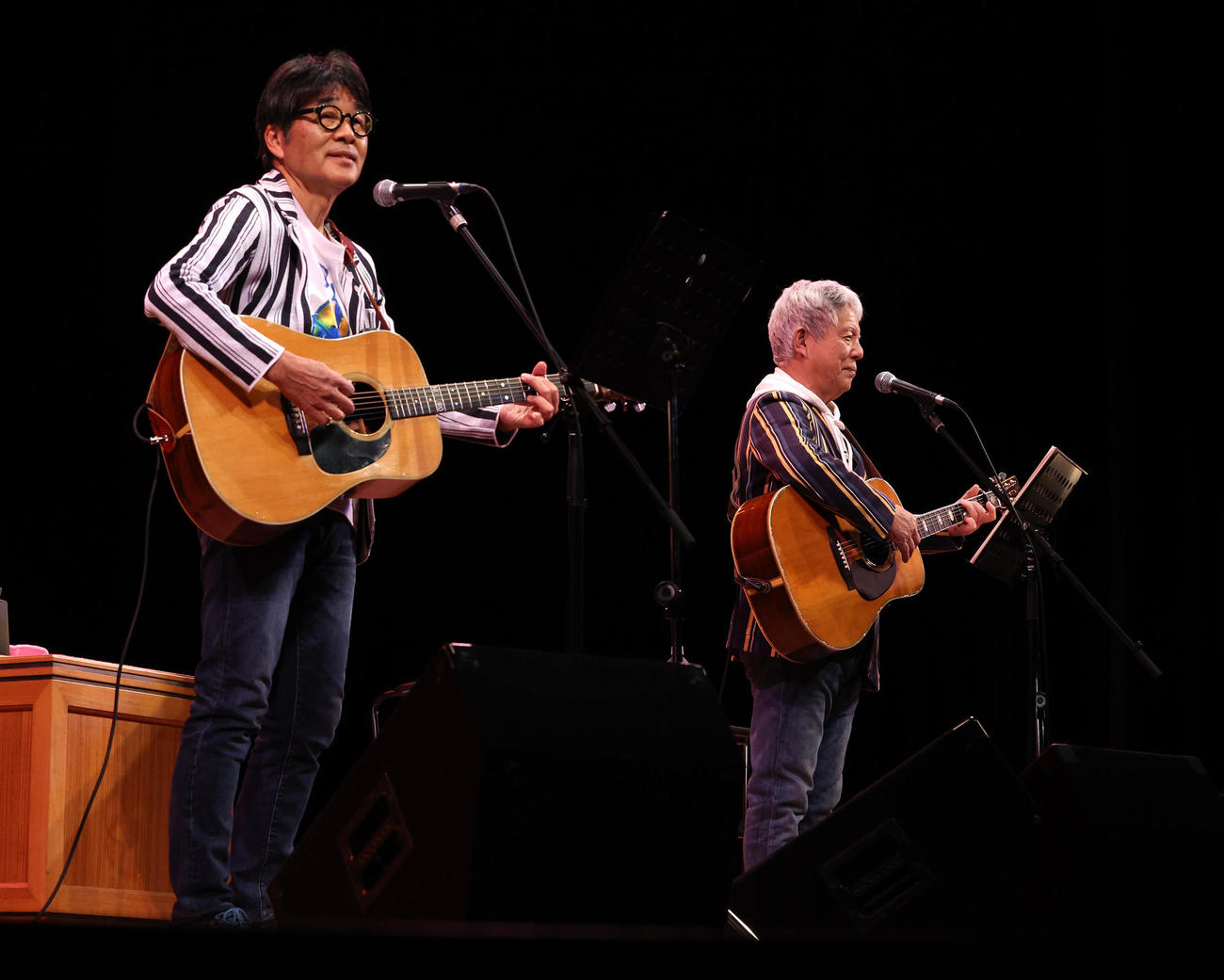 あのねのね50周年コンサートのためのリハビリライブで、赤とんぼの唄を歌う左から、原田伸郎と清水国明（撮影・白石智彦）