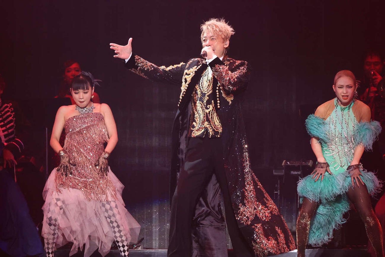 単独ライブ「Black Rabbit」の東京公演最終日で歌う香取慎吾（中央）