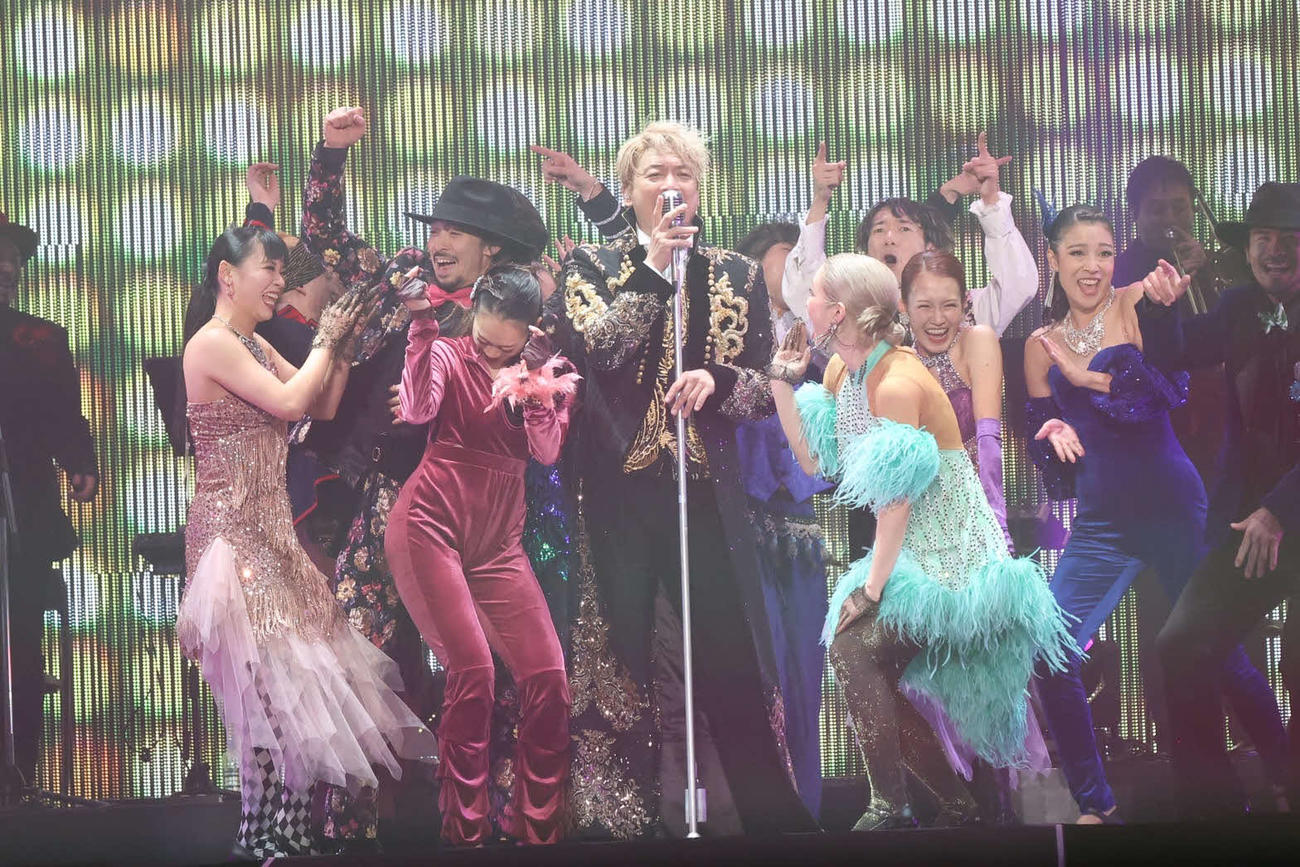 単独ライブ「Black Rabbit」の東京公演最終日でバックダンサーを従えて歌う香取慎吾（中央）