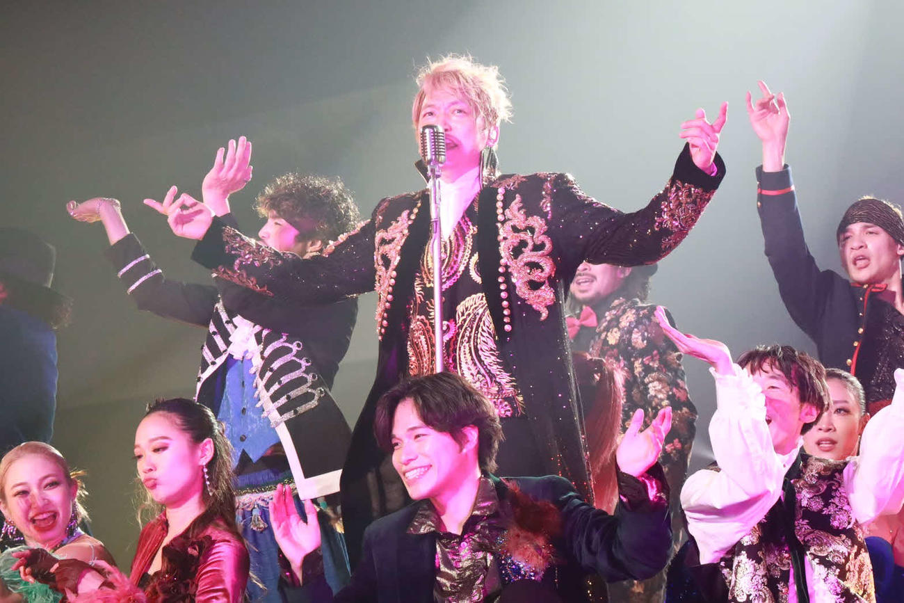 単独ライブ「Black Rabbit」の東京公演最終日で歌う香取慎吾（中央）