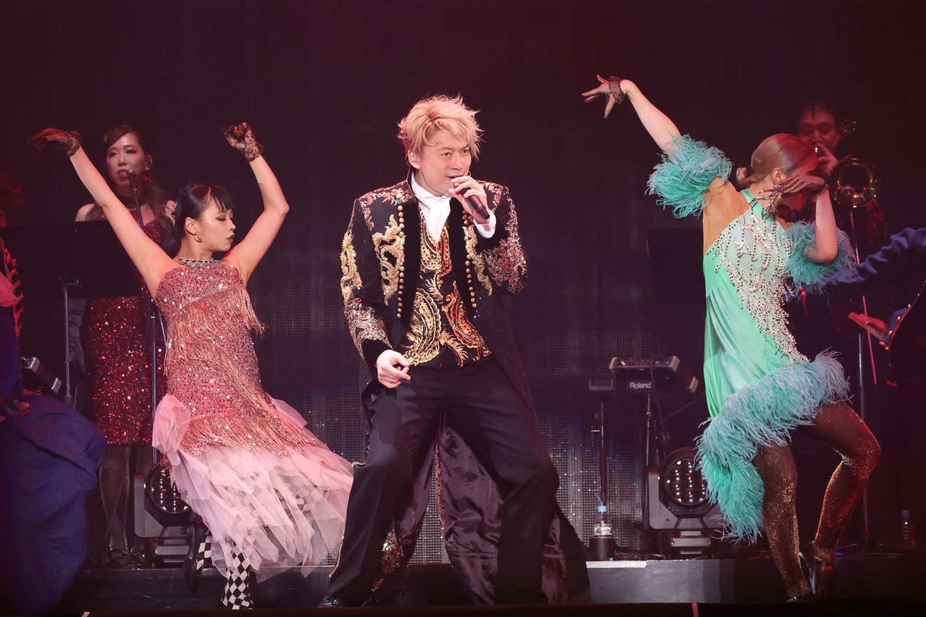 単独ライブ「Black Rabbit」の東京公演最終日で歌う香取慎吾（中央）