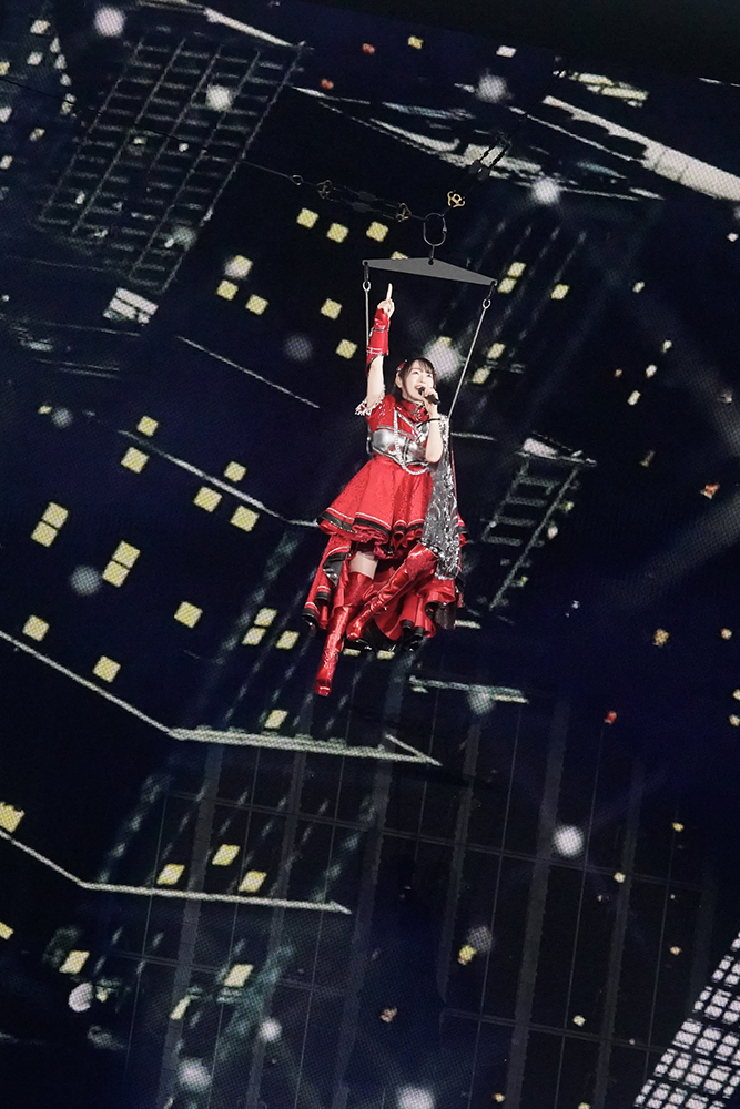 ライブ「NANA MIZUKI LIVE HEROES 2023」でフライングパフォーマンスを披露した水樹奈々