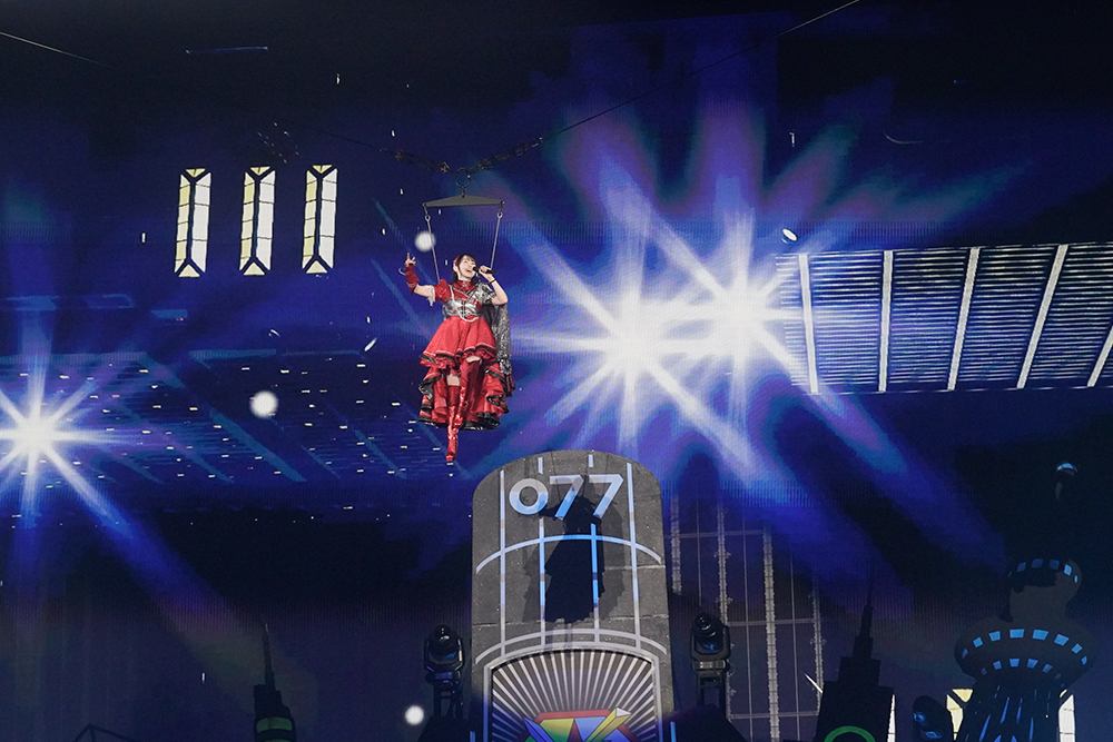 ライブ「NANA MIZUKI LIVE HEROES 2023」でフライングパフォーマンスを披露した水樹奈々