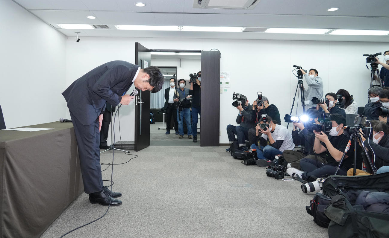 会見で謝罪するTKO木本武宏（撮影・菅敏）