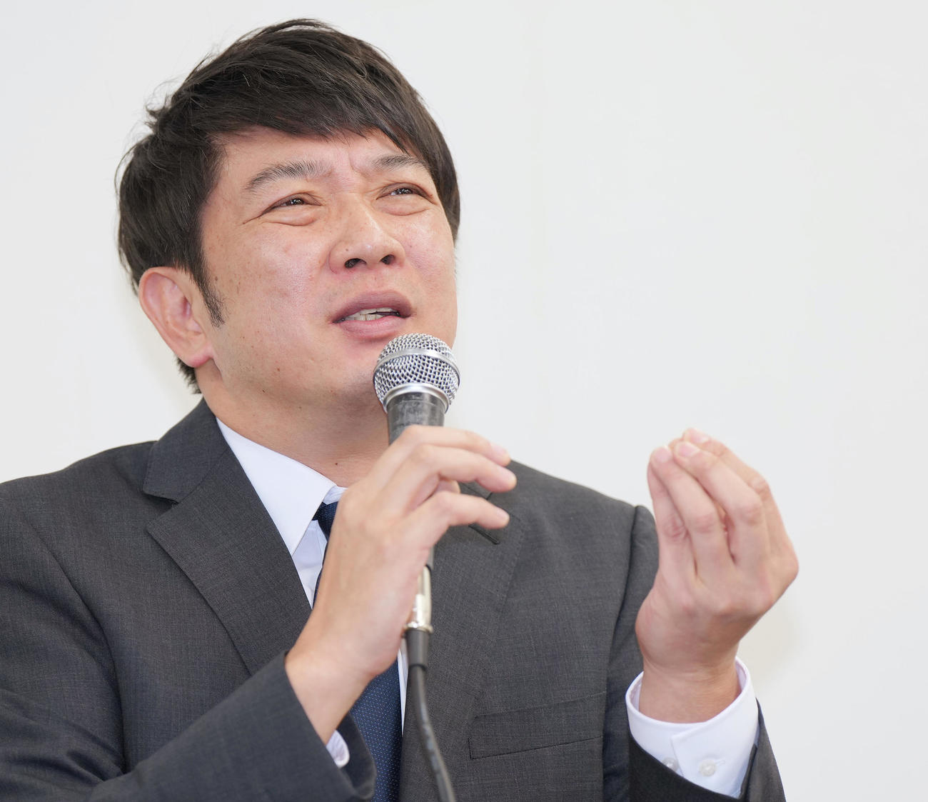 会見で投資トラブルについて説明するTKO木本武宏（撮影・菅敏）