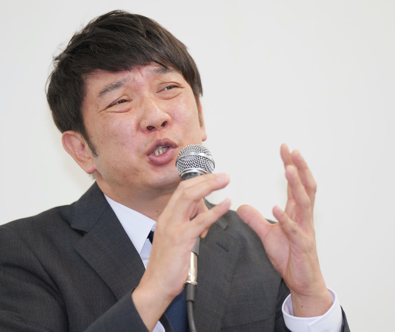 会見で投資トラブルについて説明するTKO木本武宏（撮影・菅敏）
