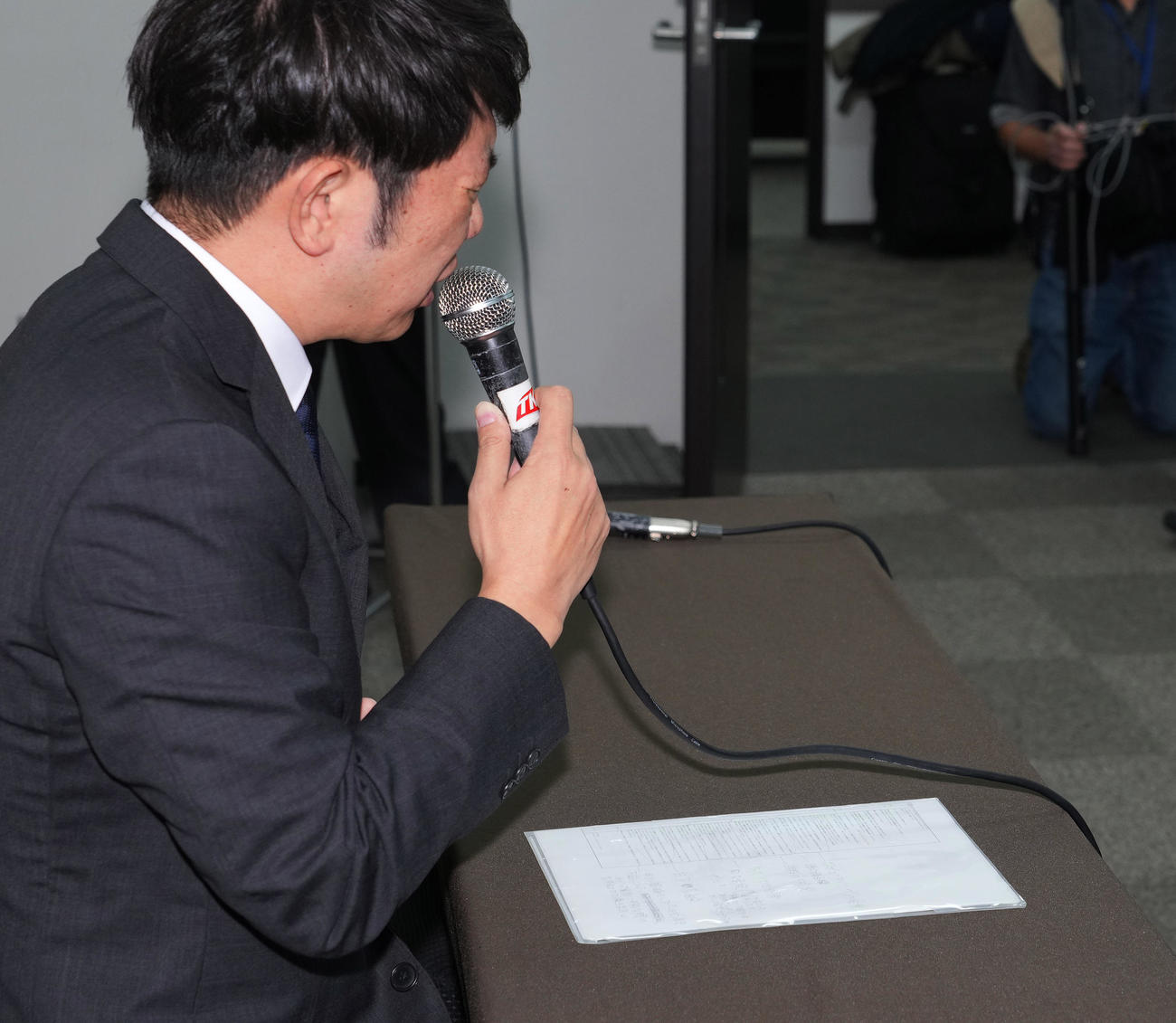 資料を前に会見で投資トラブルについて説明するTKO木本武宏（撮影・菅敏）